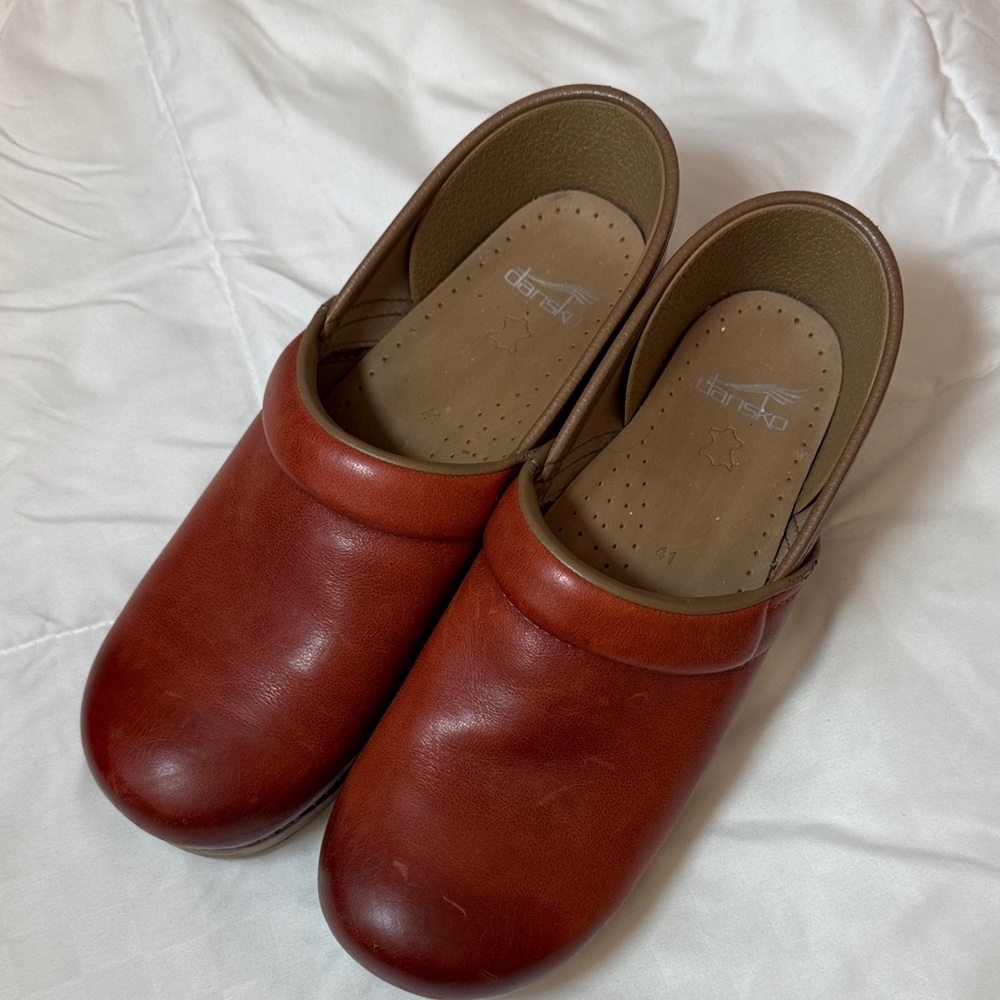 Dansko Chestnut Leather Professional Clogs Slip-Ons Size 41 / 10.5
